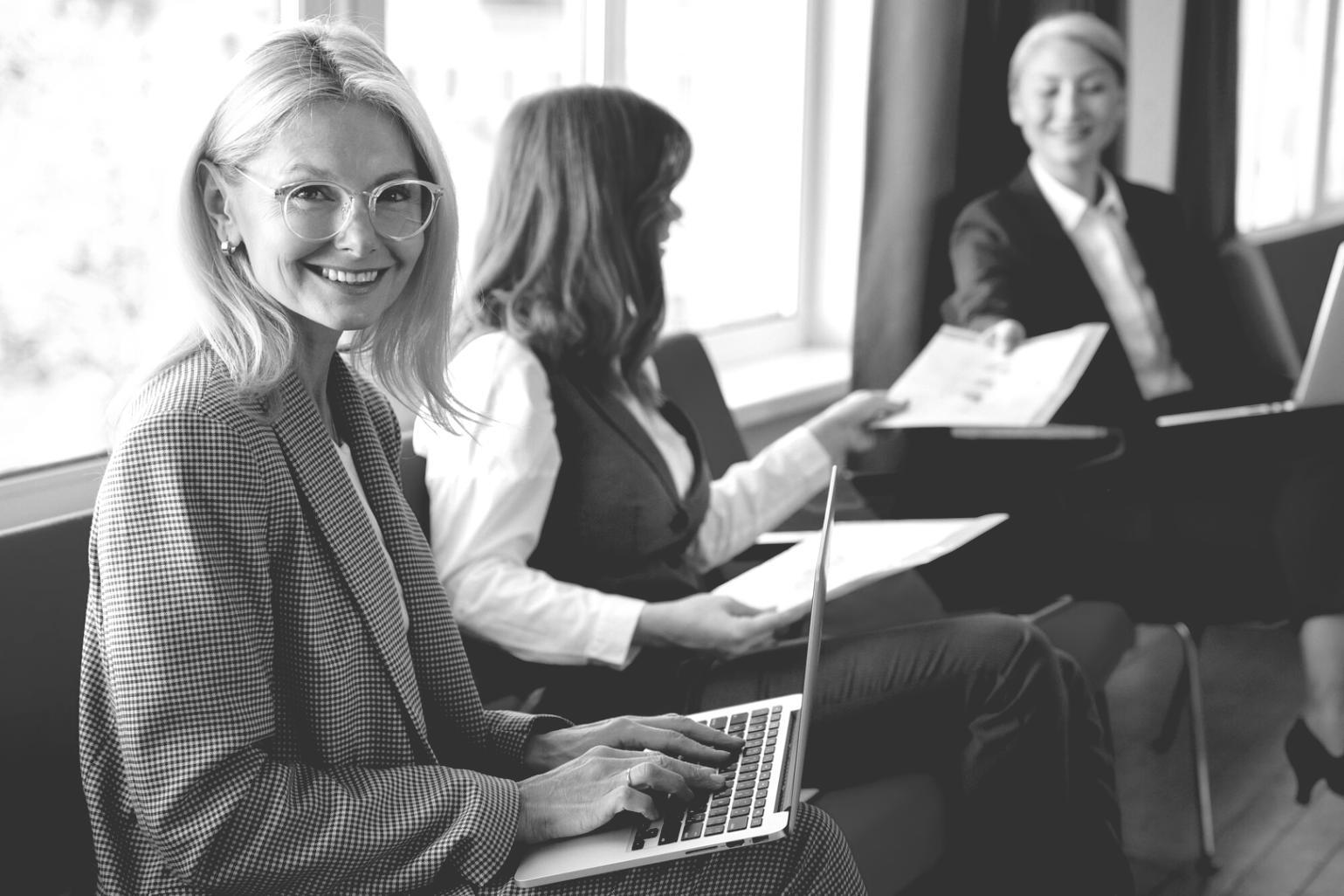 Guides et manuels financiers ouverts sur un bureau avec calculatrice et documents de travail