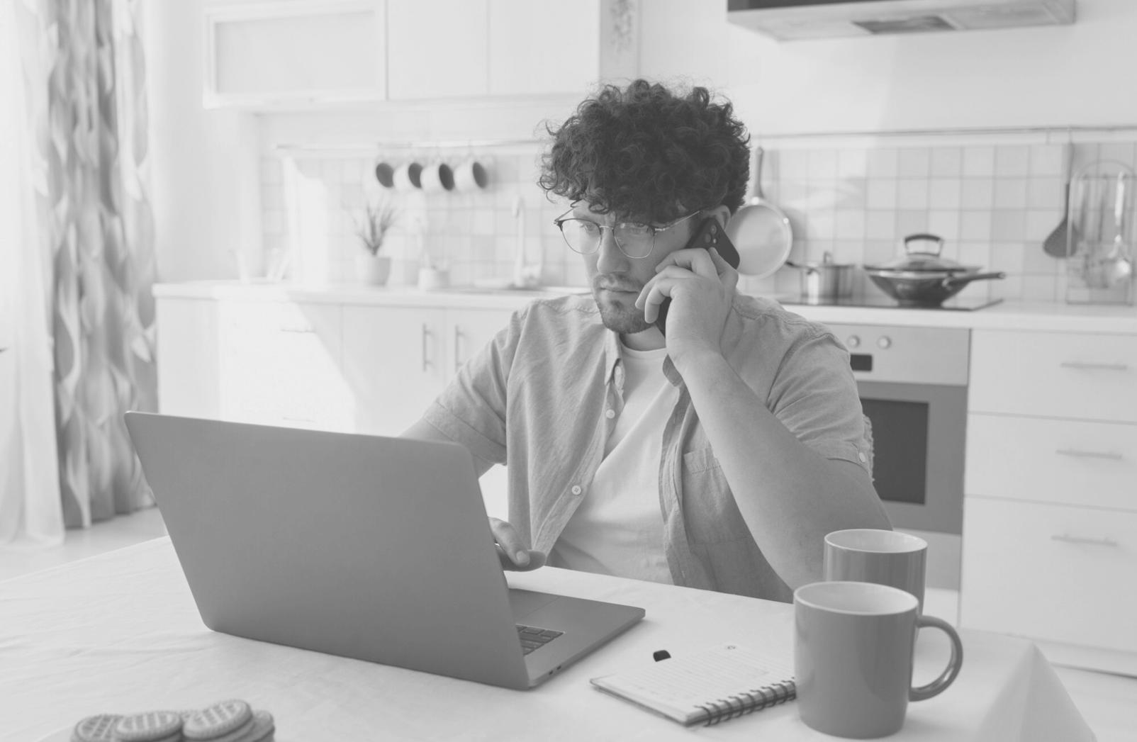 Équipe delithyros travaillant ensemble sur les formations