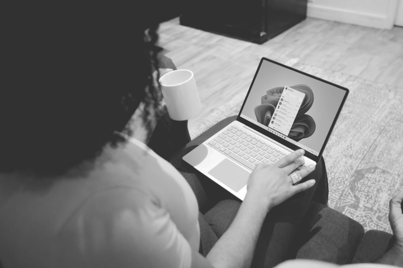 Interface d'outil interactif de simulation budgétaire avec graphiques dynamiques